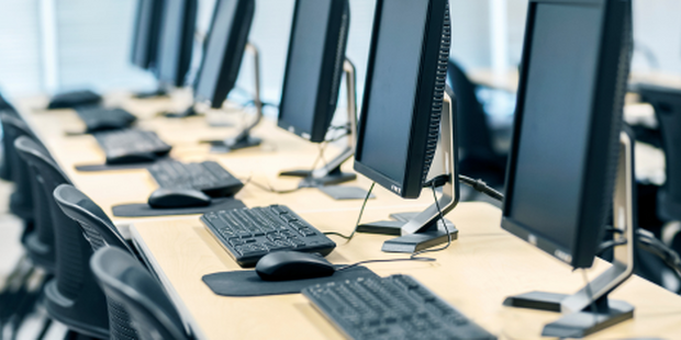 computers op een bureau